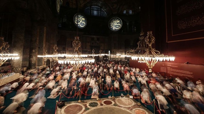 Ayasofya-i Kebir Camii vatandaşlar ve turistlerin akınına uğruyor