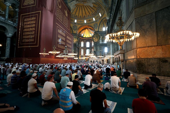 Yunan Papaz'dan Ayasofya'nın cami olmasına övgü