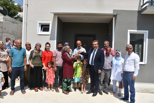 Adana'da evi yıkılan aileye yeni ev yapıldı