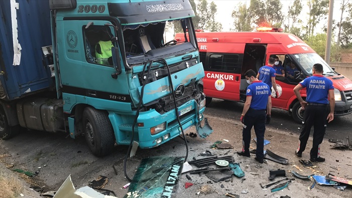 İki tıra çarparak hurdaya dönen kamyondan yara almadan kurtuldu