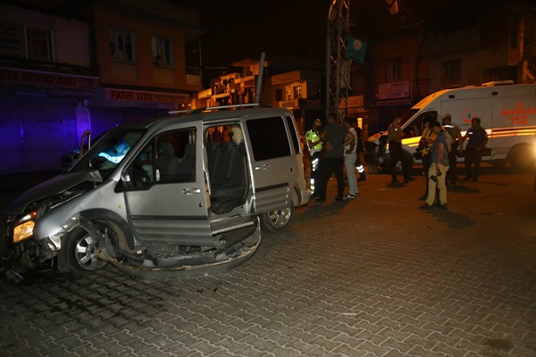 Adana'da hafif ticari araç ile ambulans çarpıştı: 1 yaralı