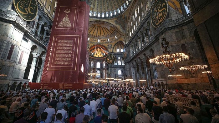 Vatandaşlar namaz için Ayasofya-i Kebir Cami-i Şerifi'ni doldurdu