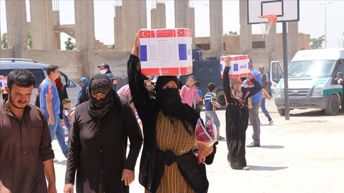 Tel Abyad'da ihtiyaç sahiplerine insani yardım dağıtıldı