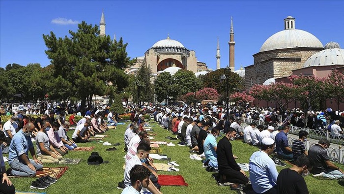 Ayasofya-i Kebir Cami-i Şerifi'nde bayramın ikinci günü ziyaretçi yoğunluğu yaşanıyor