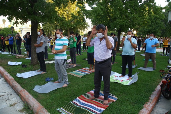 Adana, Mersin, Hatay ve Osmaniye'de bayram namazı Kovid-19 tedbirlerine uyularak kılındı