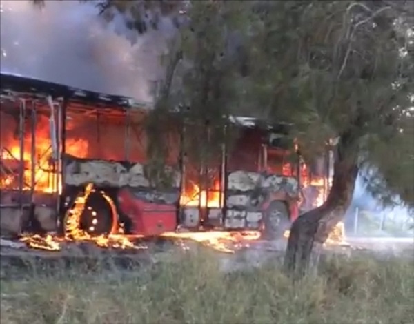 Adana'da seyir halindeki otobüs yanarak kullanılamaz hale geldi