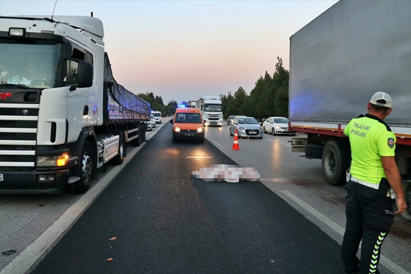 Adana'da aracının patlayan lastiğini değiştirmek isterken tır çarpan sürücü öldü