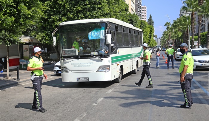 Adana'da polis toplu taşıma araçlarında maske denetimi yaptı