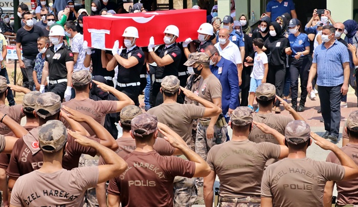 Evinde ölü bulunan özel harekat polisi toprağa verildi