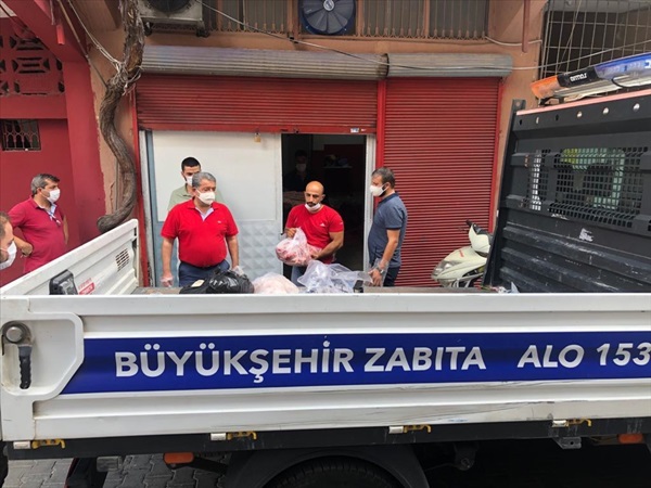 Adana'da ruhsatsız kasapta ele geçirilen 300 kilogram bozuk et ve sakatat imha edildi