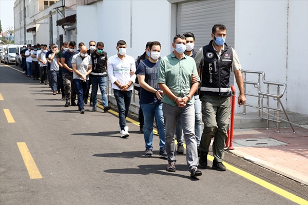 Adana merkezli FETÖ/PDY operasyonunda yakalanan 17 zanlıdan 3'ü tutuklandı