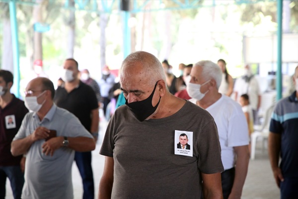 Hatay Vali Yardımcısının öldürdüğü kardeşi ve annesinin cenazesi Mersin'de defnedildi