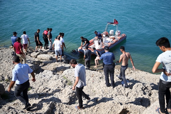 Adana'da baraj gölüne düşenleri kurtarmak isteyen genç boğulma tehlikesi geçirdi