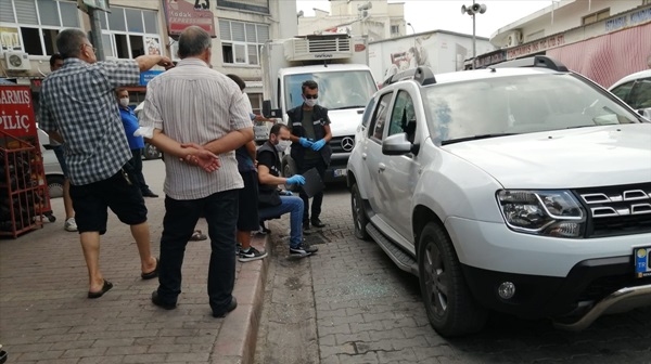 Adana'da lastiğini patlattıkları otomobilden 130 bin lira çaldılar