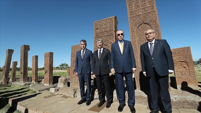 Cumhurbaşkanı Erdoğan Ahlat'ta Selçuklu mezarlığını ziyaret etti