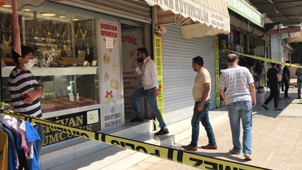 Adana'da kuyumcudan çekiçle soygun girişimi