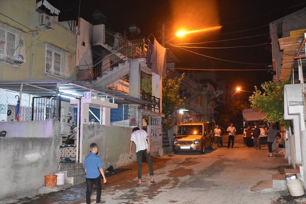 Adana'da kendini içeri kilitleyerek evini ateşe veren kişi dumandan etkilendi