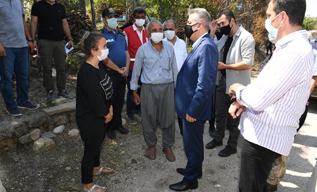 Adana Valisi Elban, Kozan'da orman yangınından etkilenen mahalleyi ziyaret etti