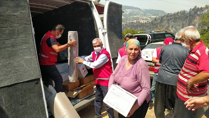 Türk Kızılay'dan Adana'daki orman yangınından etkilenen ailelere yardım