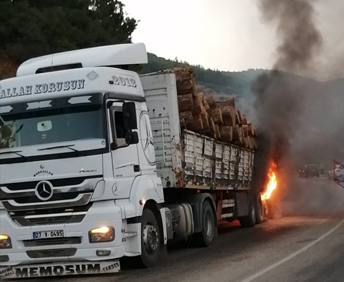 Adana'da seyir halindeki tomruk yüklü tır yandı