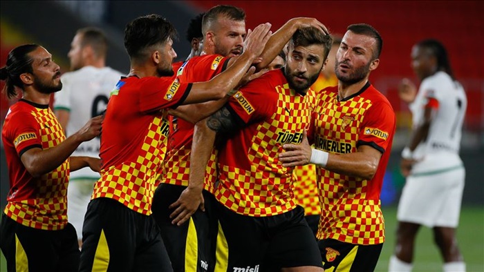 Göztepe, Medipol Başakşehir'i 2-1 mağlup etti.