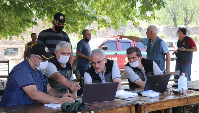 Orman Genel Müdürü Bekir Karacabey, Adana’daki yangın alanına geldi