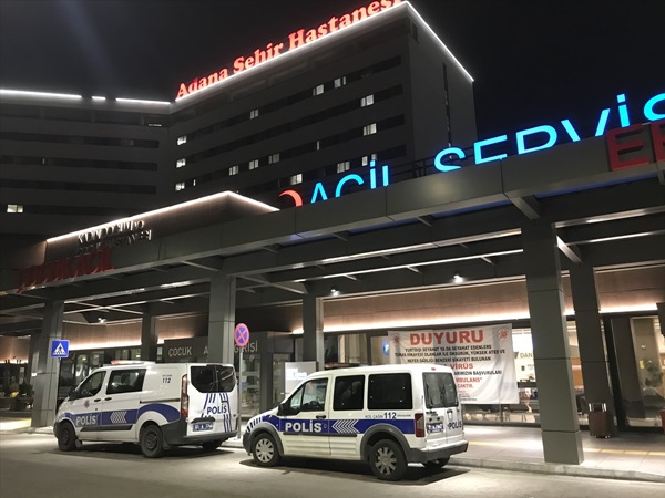 Adana'da hastanede refakatçiye silah doğrultan kadın gözaltına alındı