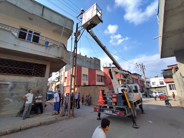 Adana'da elektrik direğine çıkan kişi akıma kapılarak ağır yaralandı