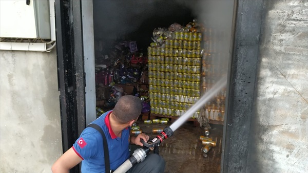 Adana gıda deposundaki yangın hasara neden oldu