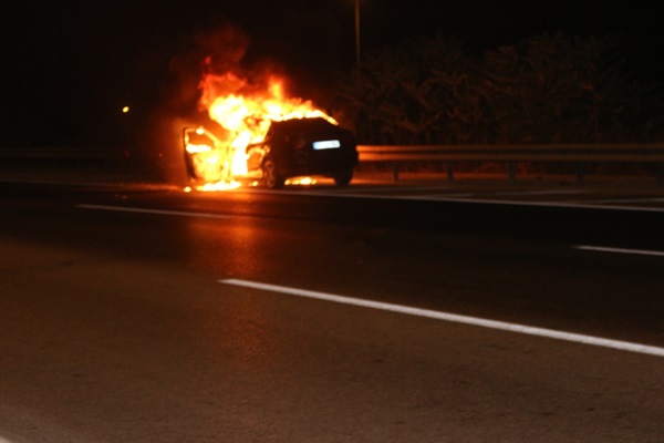 Adana'da otoyolda yanan otomobil kullanılamaz hale geldi