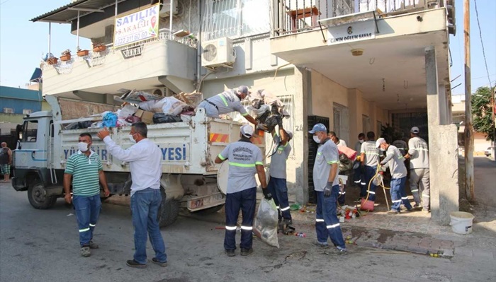 Adana'da bir evden 11 kamyon çöp çıktı