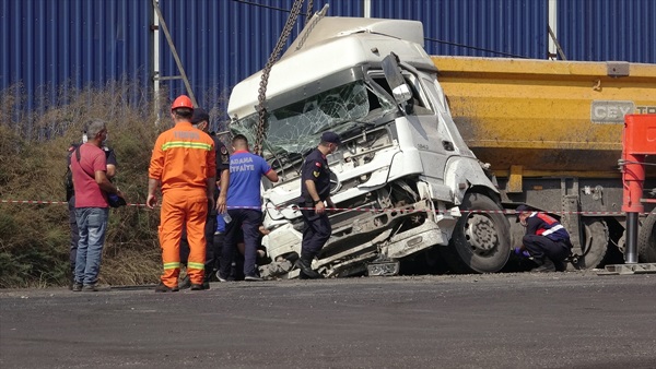 Adana'da iki kamyonun çarpışması sonucu 1 kişi öldü, 1 kişi yaralandı