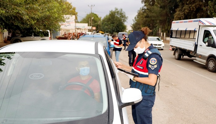 Adana'da maske takmayan 6 kişiye 5 bin 400 lira idari ceza verildi