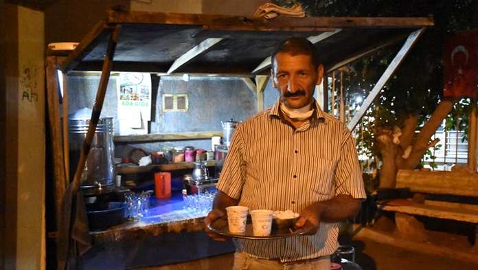 Gündüz koşu pistinde gece çay servisinde ter döküyor