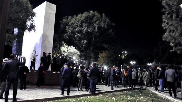 Bişkek'te protestocular cumhurbaşkanlığı ve parlamento idare binalarını ele geçirdi