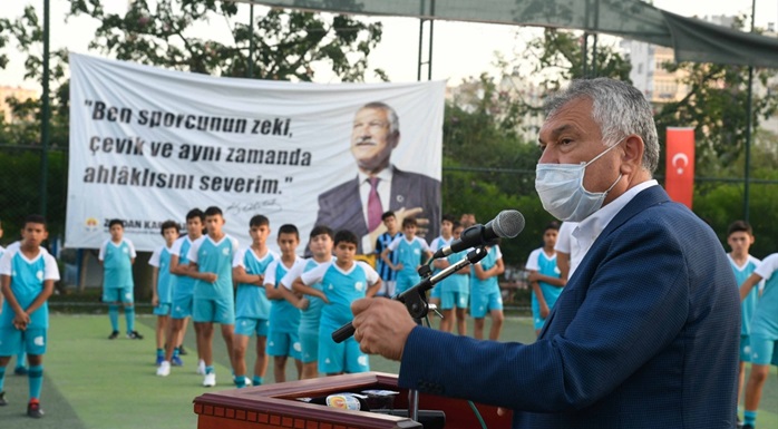 Adana'da başarılı futbol kursiyerlerine lisansları çıkartıldı