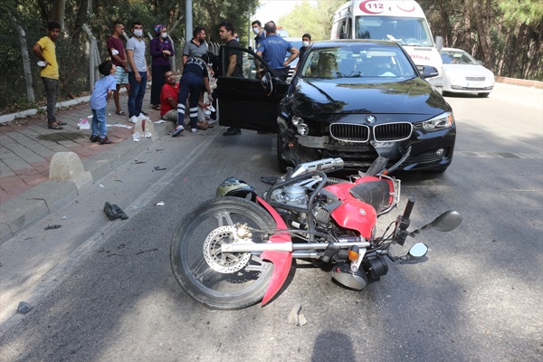 Adana'da otomobille çarpışan motosikletteki sürücü ve oğlu yaralandı