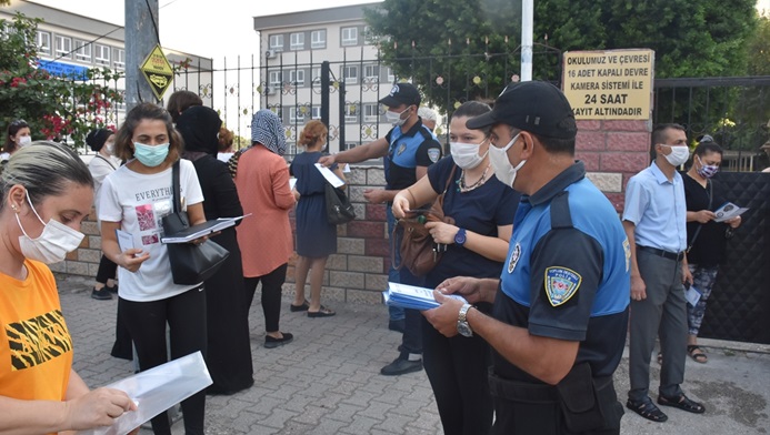 Adana'da polisten, öğrenci ve velilere Kovid-19 bilgilendirmesi