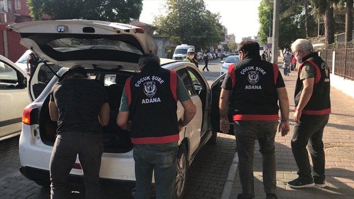 Adana'da polis okul çevresinde denetim yaptı