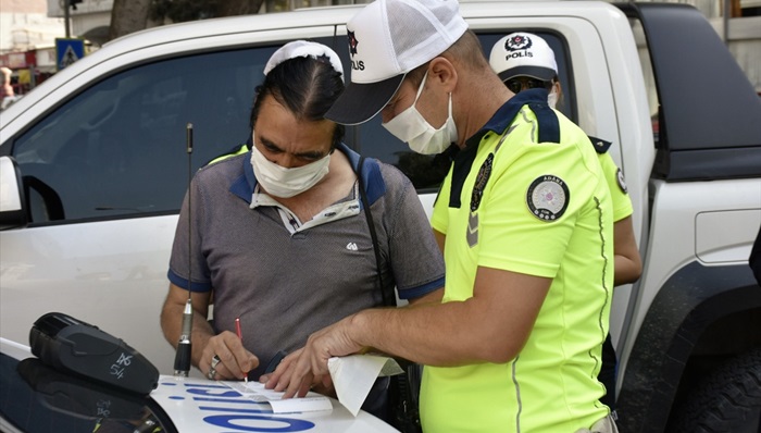 Adana'da kamyonetin kasasında yolculuk yapan 27 kişi ve sürücüye ceza verildi