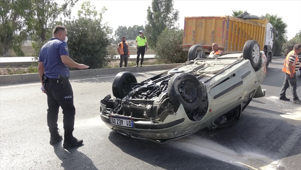 Adana'da bariyerlere çarpan otomobil devrildi: 4 yaralı