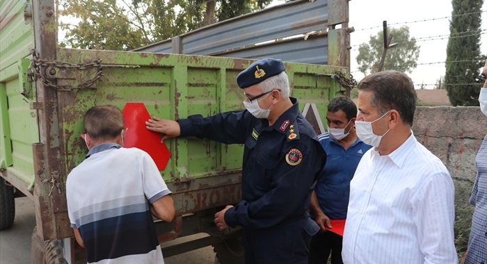 Aladağ'da 60 traktör römorkuna reflektör takıldı