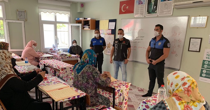 Adana'da polis, "Bilinçli Kadın Bilinçli Toplum" projesi kapsamında seminer verdi