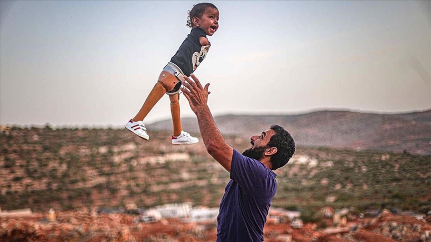 Muhammed bebek Türkiye'de kavuştuğu protez bacaklarıyla İdlib'e döndü