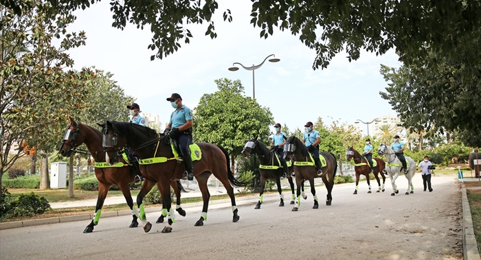 Adana'da atlı polis birliği göreve başladı