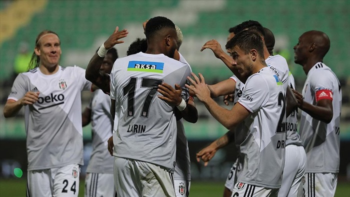 Beşiktaş 10 kişiyle zirveye tutundu