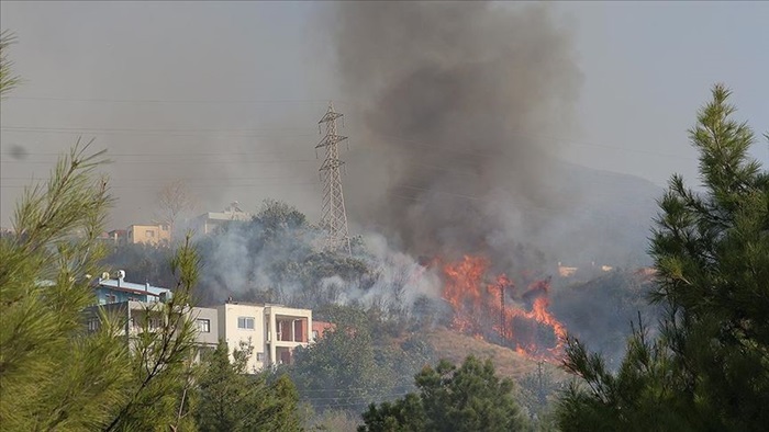 Hatay'da çıkan orman yangını yerleşim yerlerine sıçradı