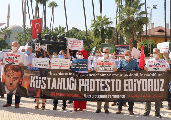 Fransa Cumhurbaşkanı Macron'un İslam karşıtı tutumu Adana'da protesto edildi