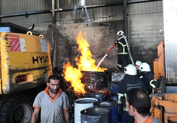 Adana'da hurda çelik deposunda yangın