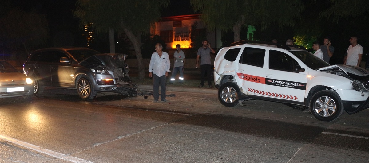 Adana'da 3 otomobil çarpıştı: 3 yaralı